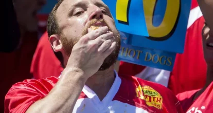 Hombre establece récord al devorar 70.5 Hot Dogs en 10 minutos