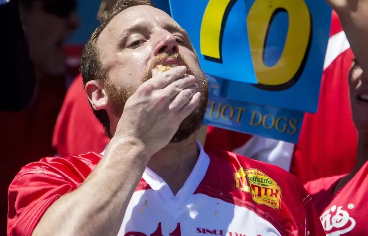 Hombre establece récord al devorar 70.5 Hot Dogs en 10 minutos