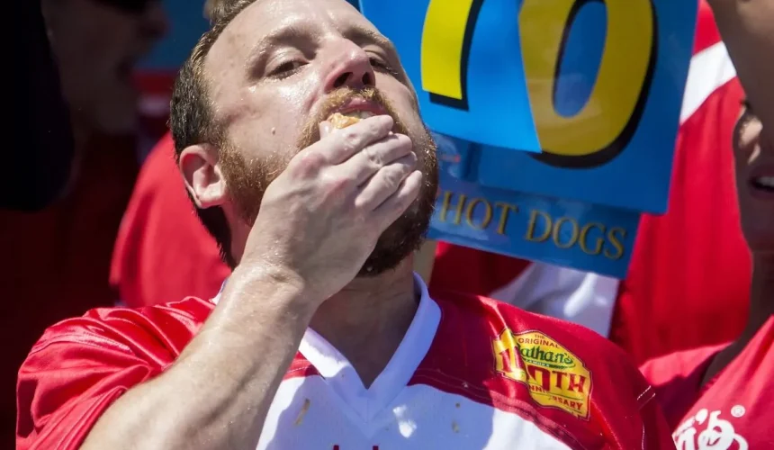 Hombre establece récord al devorar 70.5 Hot Dogs en 10 minutos
