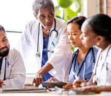 Bien vista por sociedades médicas, reinicia recertificación de conocimientos