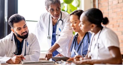 Bien vista por sociedades médicas, reinicia recertificación de conocimientos