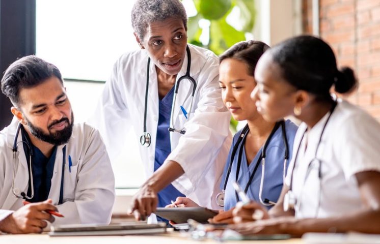 Bien vista por sociedades médicas, reinicia recertificación de conocimientos