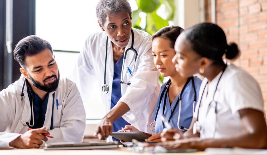 Bien vista por sociedades médicas, reinicia recertificación de conocimientos
