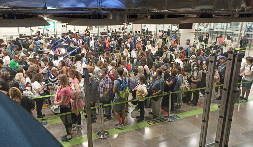 Colapso en control de pasaporte provoca caos en aeropuerto de Madrid-Barajas