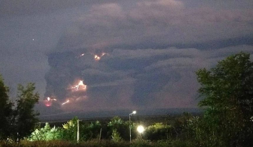 Entra en erupción el volcán Kliuchevskoi de Rusia tras el fuerte terremoto de magnitud 8,8