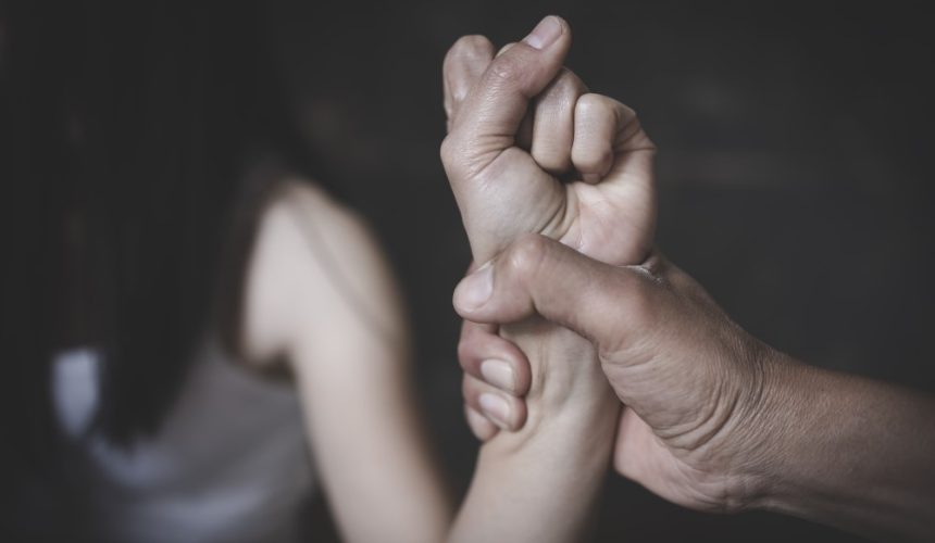 Denuncian que padre propinó golpiza a su hijo de tres años en Moca