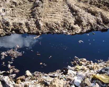 Vertido ilegal de lixiviados afecta río Isabela cerca del vertedero de Duquesa