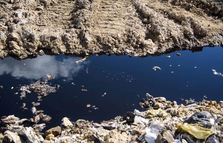 Vertido ilegal de lixiviados afecta río Isabela cerca del vertedero de Duquesa