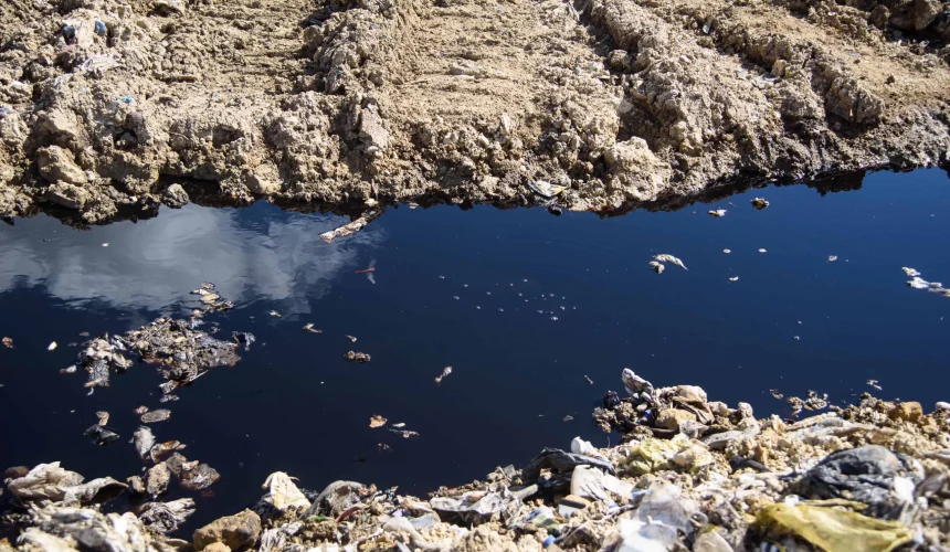 Vertido ilegal de lixiviados afecta río Isabela cerca del vertedero de Duquesa