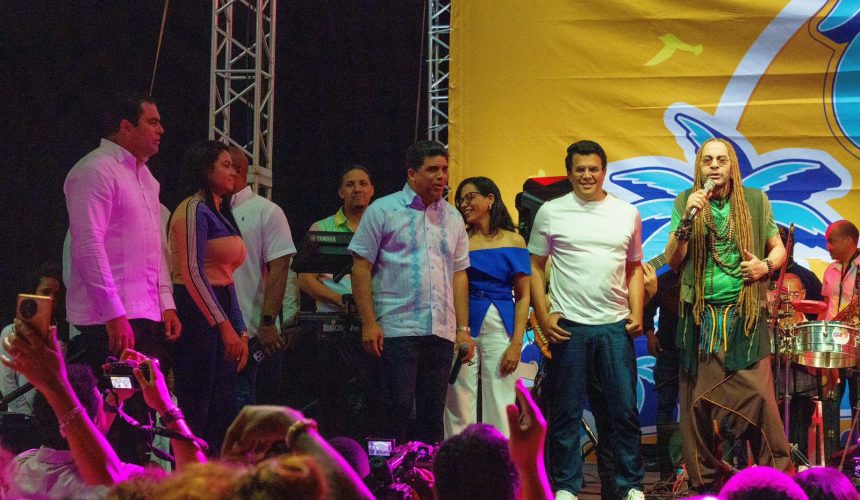 Bañada de merengue David Collado inaugura plataforma Ritmo de la Costa en malecón SDE