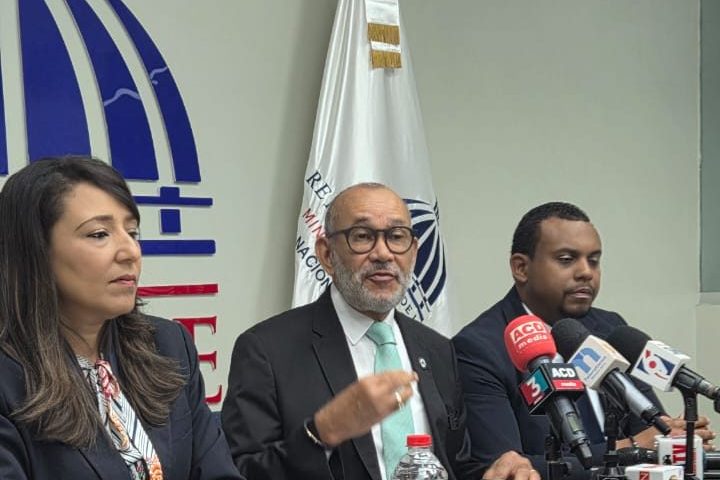 INABIE acoge resolución de la DGCP sobre adjudicación de zapatos; reevaluará 9 de 11 empresas