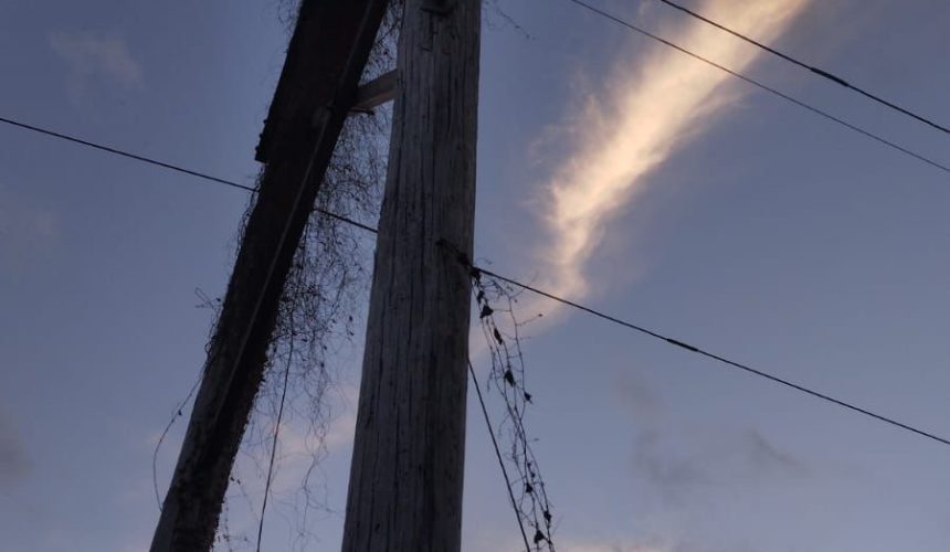 Edesur informa que incendio afecta estructura de redes eléctricas y deja sin servicio a comunidades de Barahona
