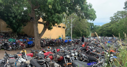Apresan supuesto pastor acusado de falsificar matrículas para retirar motocicletas en Santiago