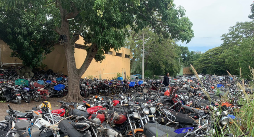 Apresan supuesto pastor acusado de falsificar matrículas para retirar motocicletas en Santiago