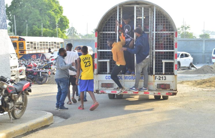 Dictan 10 años de prisión para hombre por tráfico de 33 haitianos indocumentados en Santiago