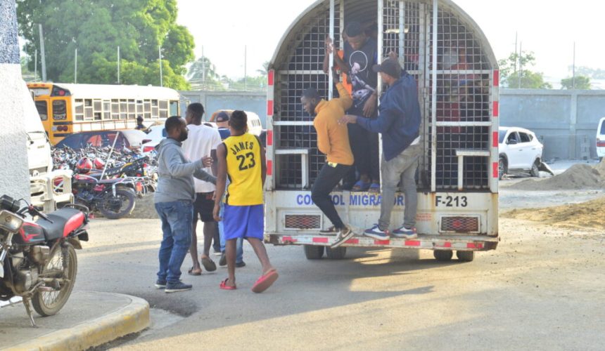 Dictan 10 años de prisión para hombre por tráfico de 33 haitianos indocumentados en Santiago