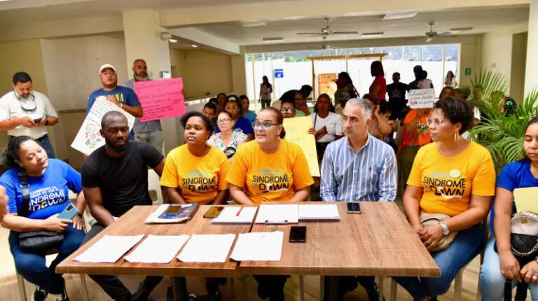 Estudiantes con síndrome de Down, varados por la falta de transporte, comida y energía