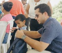 Omar Fernández entrega útiles escolares a cientos de estudiantes en Dajabón