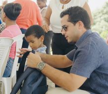 Omar Fernández entrega útiles escolares a cientos de estudiantes en Dajabón
