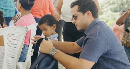Omar Fernández entrega útiles escolares a cientos de estudiantes en Dajabón