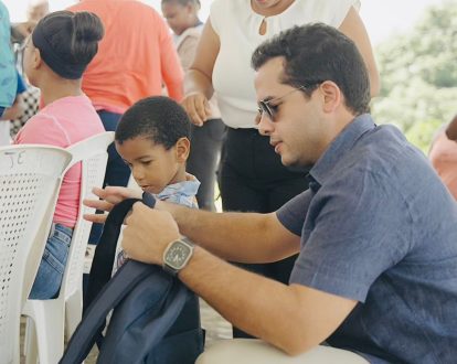 Omar Fernández entrega útiles escolares a cientos de estudiantes en Dajabón