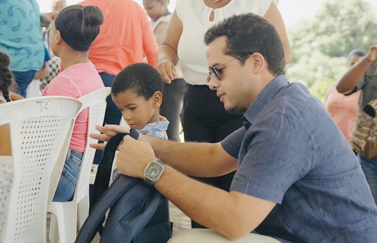Omar Fernández entrega útiles escolares a cientos de estudiantes en Dajabón
