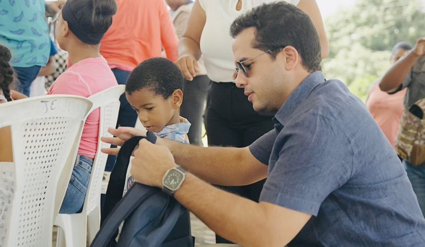 Omar Fernández entrega útiles escolares a cientos de estudiantes en Dajabón