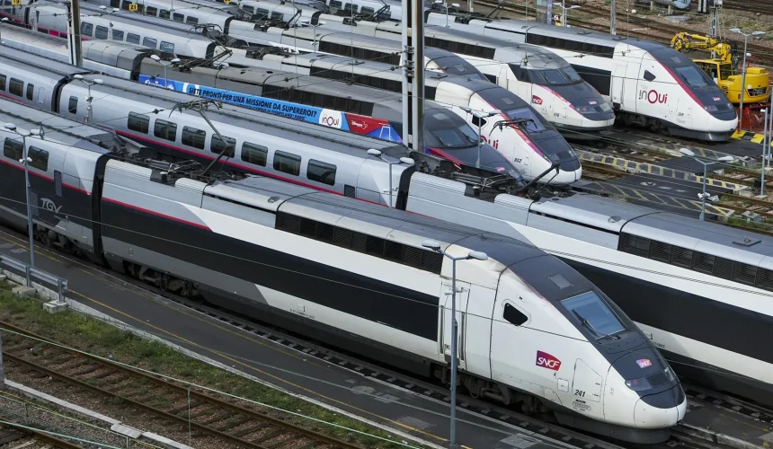 Decenas de trenes suspendidos y retrasados por una avería eléctrica en París