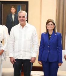 Presidente Abinader recibe a Miss Universo y Miss República Dominicana en el Palacio Nacional