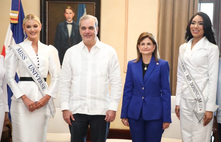 Presidente Abinader recibe a Miss Universo y Miss República Dominicana en el Palacio Nacional