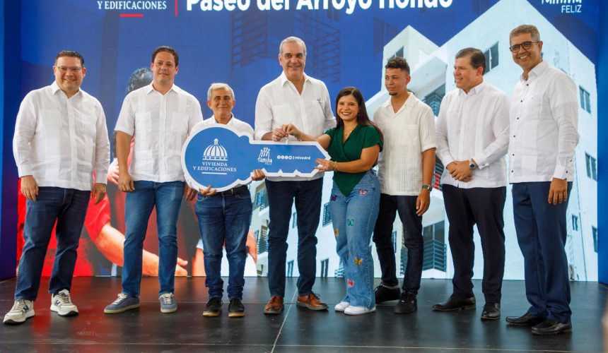 Presidente Abinader y Ministro Bonilla entregan nuevas viviendas en el Distrito Nacional