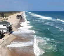 Evacúan zonas costeras de Carolina del Norte por huracán Erin