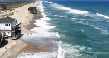 Evacúan zonas costeras de Carolina del Norte por huracán Erin