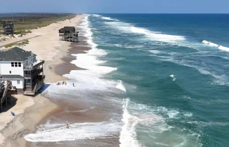 Evacúan zonas costeras de Carolina del Norte por huracán Erin