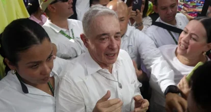 El expresidente Álvaro Uribe recibe la boleta de libertad y convoca a un primer acto público en Colombia