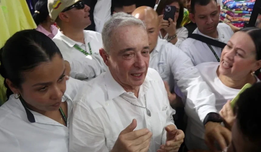 El expresidente Álvaro Uribe recibe la boleta de libertad y convoca a un primer acto público en Colombia