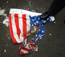 Trump firma una orden para procesar a quienes quemen la bandera de Estados Unidos como protesta