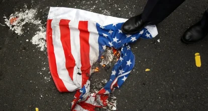 Trump firma una orden para procesar a quienes quemen la bandera de Estados Unidos como protesta