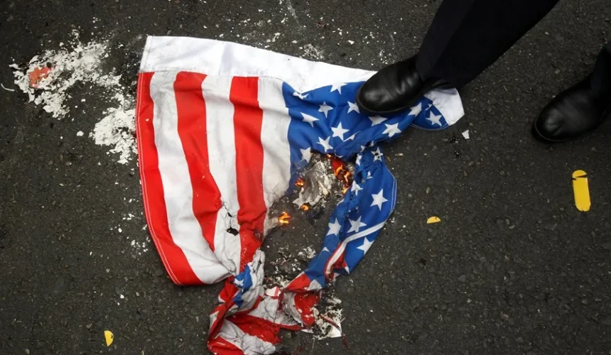 Trump firma una orden para procesar a quienes quemen la bandera de Estados Unidos como protesta