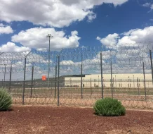 EE.UU. dice abrirá su mayor centro de detención para migrantes en base militar en Texas