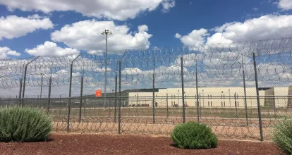 EE.UU. dice abrirá su mayor centro de detención para migrantes en base militar en Texas