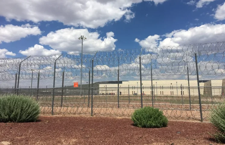 EE.UU. dice abrirá su mayor centro de detención para migrantes en base militar en Texas