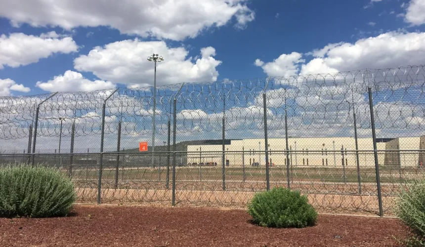 EE.UU. dice abrirá su mayor centro de detención para migrantes en base militar en Texas