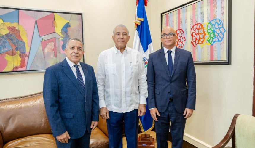 Juramentan a Félix Reyna como director de DIECOM