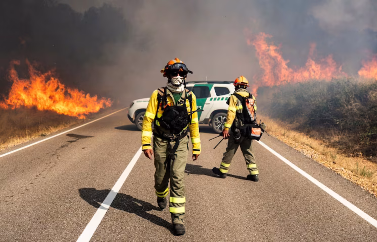 Un muerto y miles de evacuados en toda España por oleada de incendios