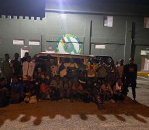 Detienen 27 haitianos indocumentados en San Juan; los transportaban en minibús