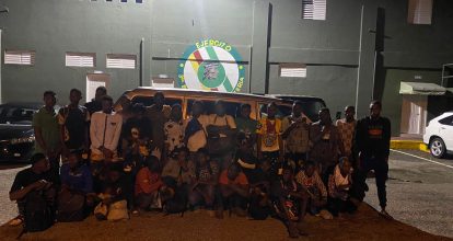 Detienen 27 haitianos indocumentados en San Juan; los transportaban en minibús