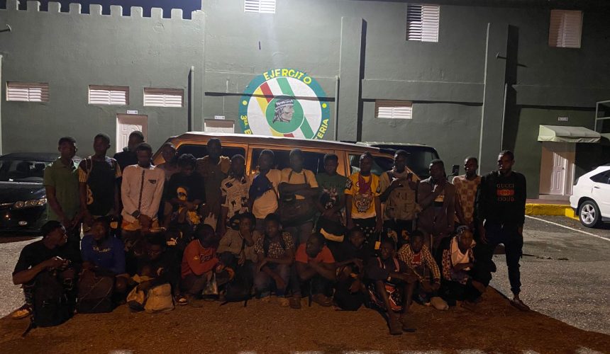 Detienen 27 haitianos indocumentados en San Juan; los transportaban en minibús