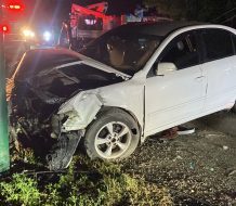 Choque entre dos vehículos provoca colapso de poste de luz en carretera Hato Mayor-SPM