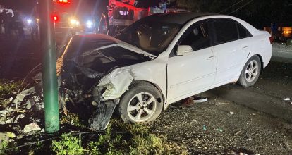 Choque entre dos vehículos provoca colapso de poste de luz en carretera Hato Mayor-SPM